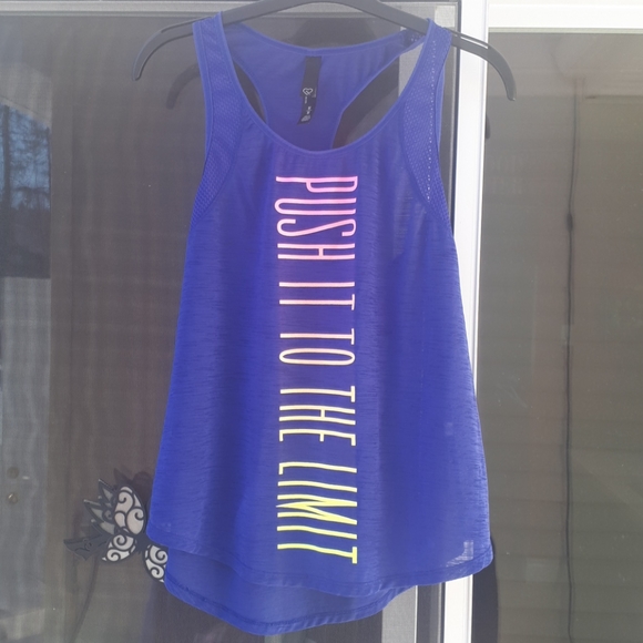 Pretty exercise tee. PUSH IT TO THE LIMIT. - Picture 1 of 4